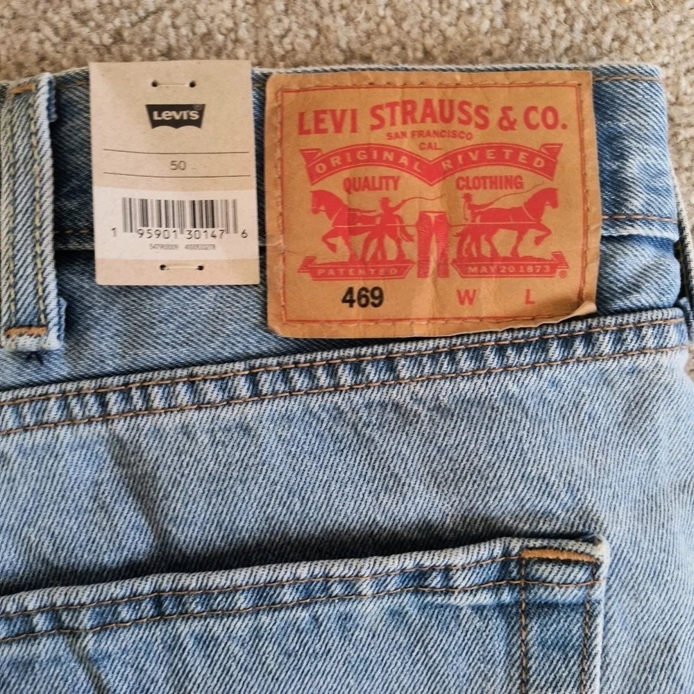 Blue denim Levi’s 469 loose cutoff shorts mens size 50 waist casual comfortable